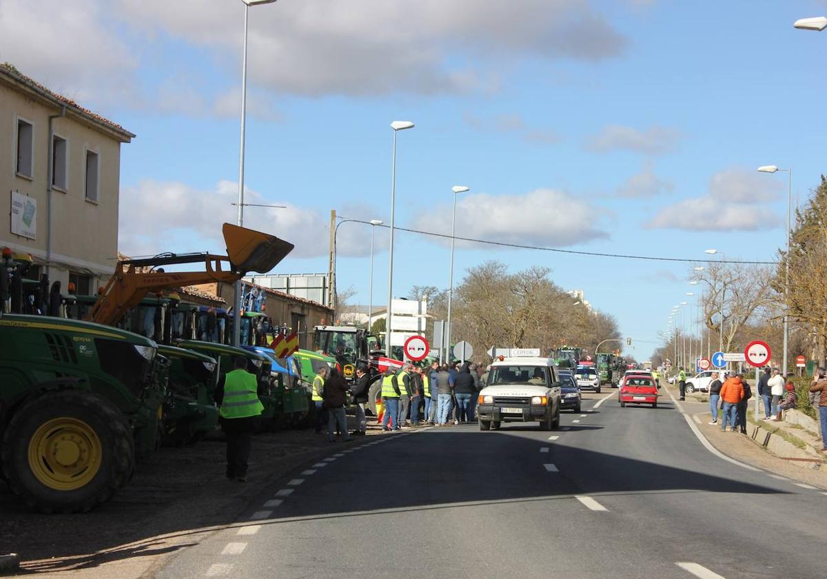 Agricultores y ganaderos del norte de la provincia, en la tractorada en señal de pésame.