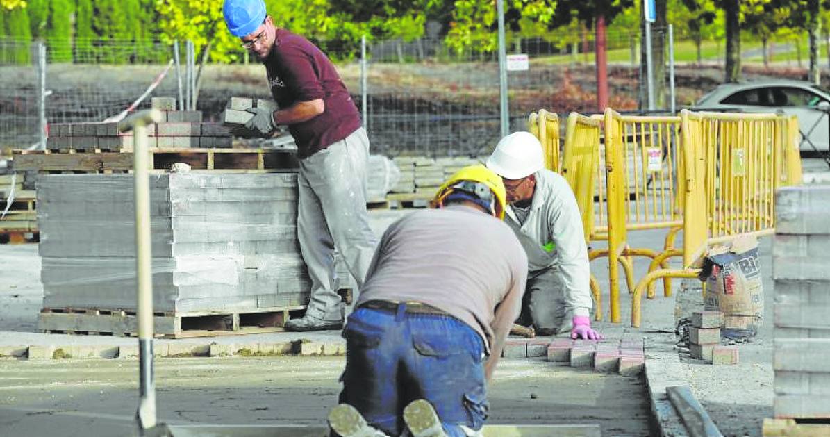 Varios obreros trabajan en una reparación en Valladolid.