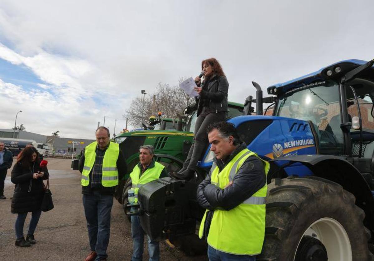 La periodista Nati Melendre lee el manifiesto de las organizaciones agrarias.