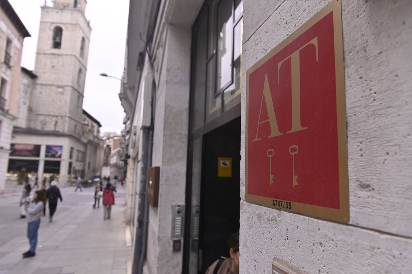 Indicador de apartamentos turísticos en la calle Constitución.