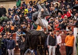 Salto sobre el toro de uno de los recortadores