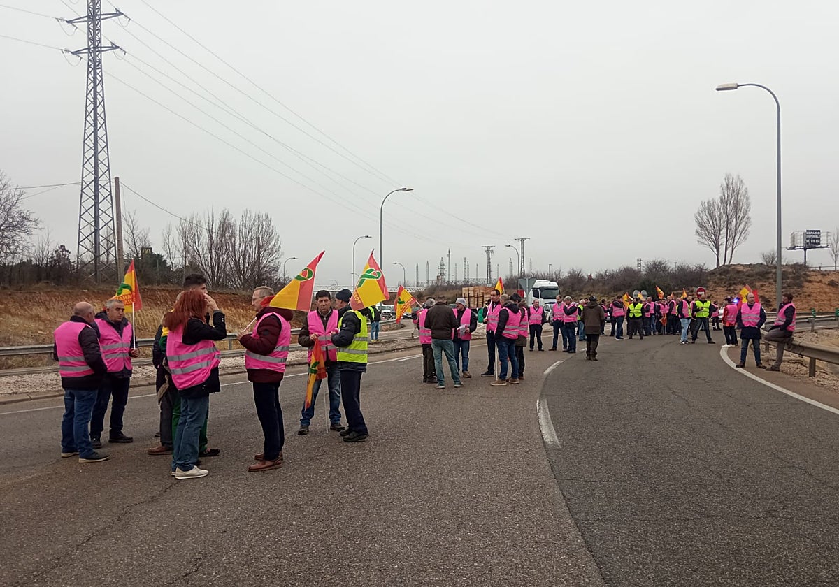 Agricultores en la entrada a Soria