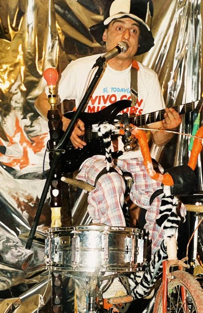 El Duende Eléctrico lució una camiseta con la frase 'Sí, todavía vivo con mis padres', en el primer concierto en solitario, en 2002.