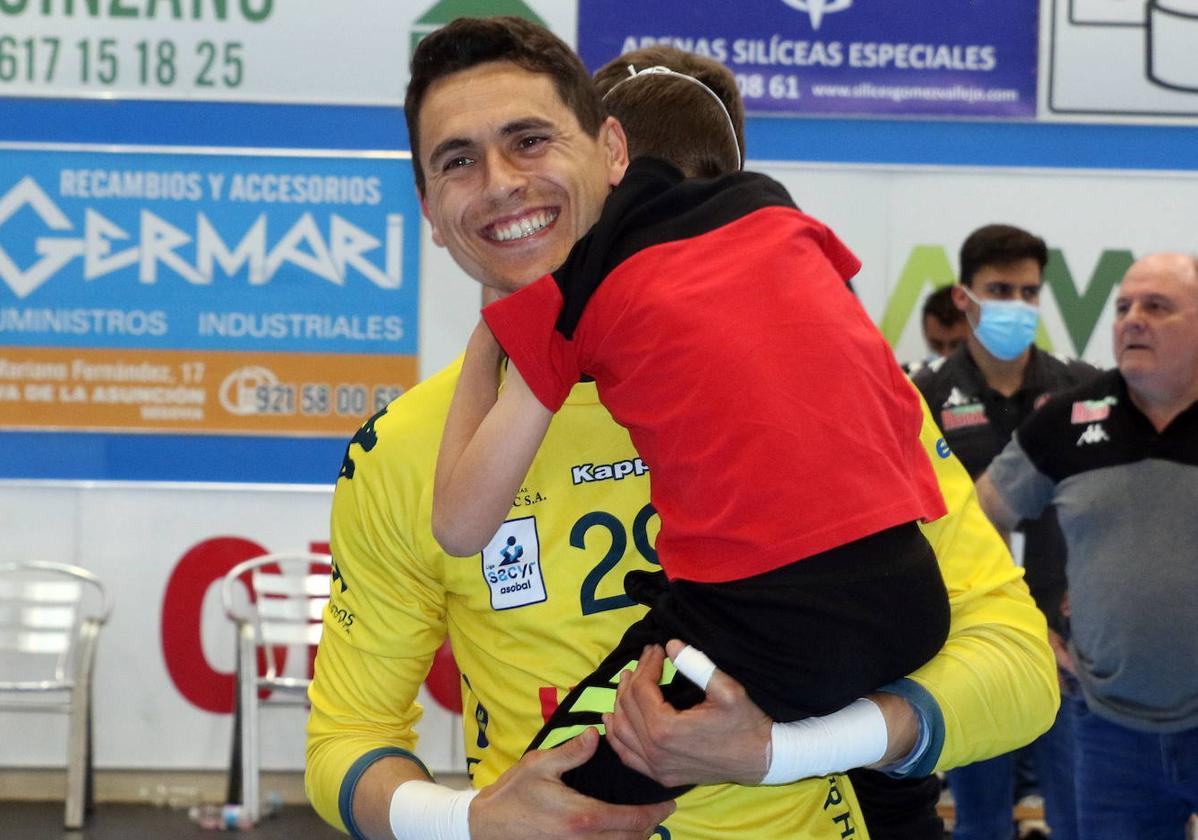 Yeray Lamariano, al témino de un partido en Nava, con su hijo.