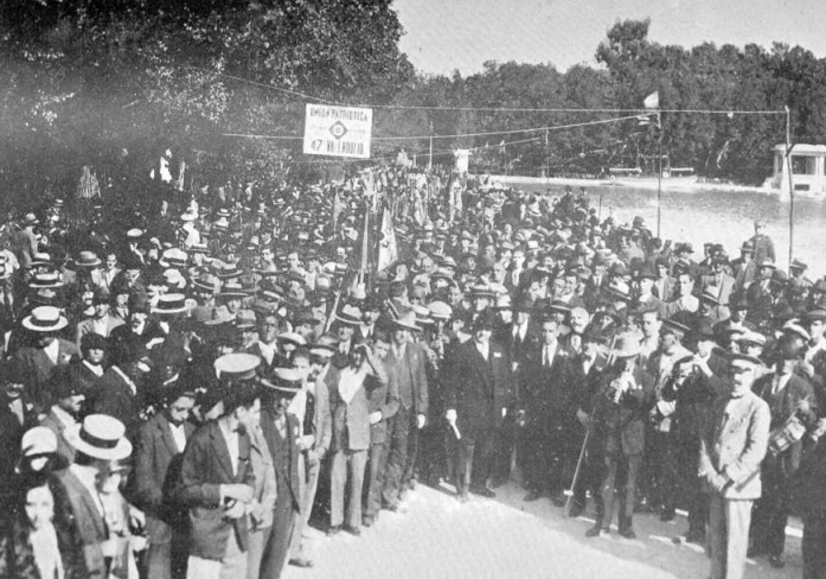 Imagen principal - Arriba, militantes de la UP vallisoletana celebrando el quinto aniversario de la Dictadura en Madrid. Abajo, salón del Cine Hispania, y Primo de Rivera saludando a la UP de Medina del Campo.