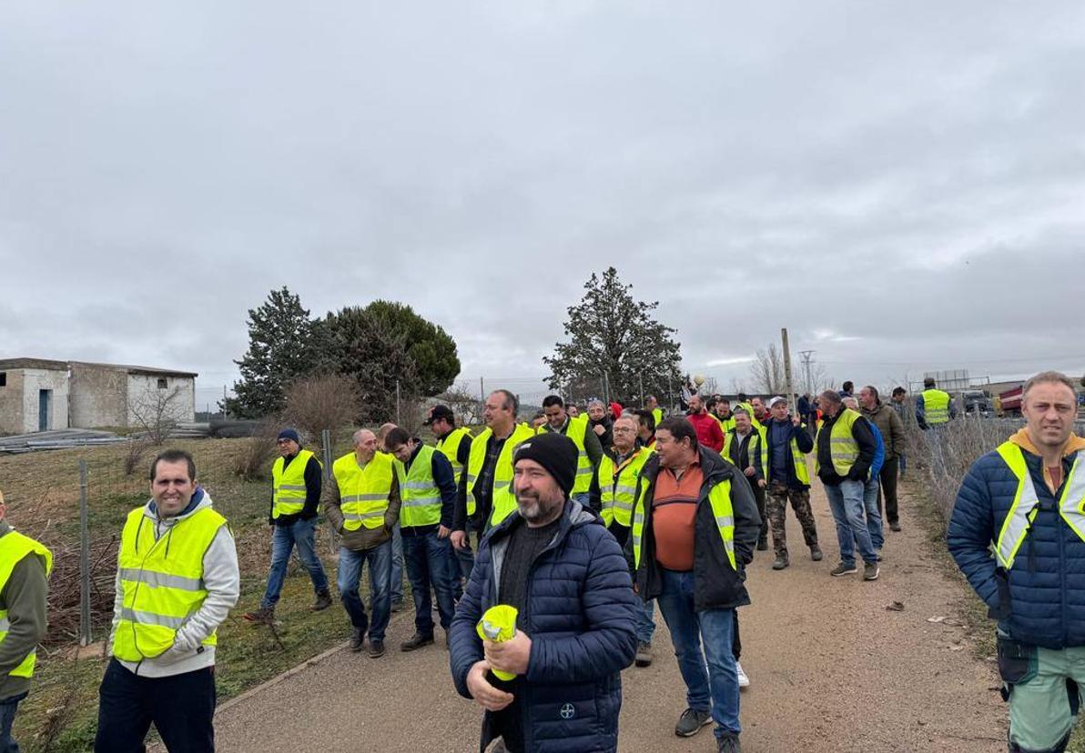 Los agricultores se retiran tras cortar la Autovía de Castilla en Magaz.