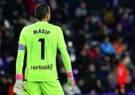 Masip sigue el partido desde su área.