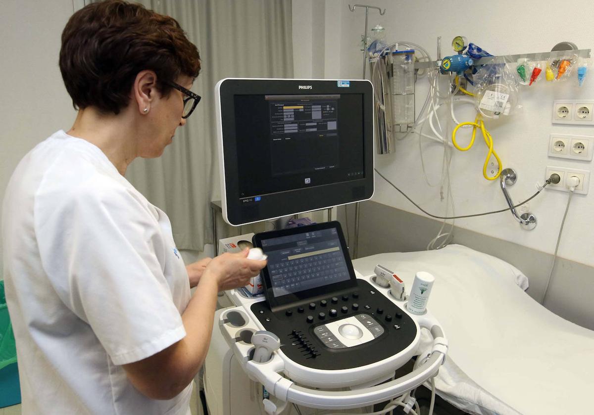 Preparación de un ecógrafo en la unidad de Radiodiagnóstico del Hospital General de Segovia.