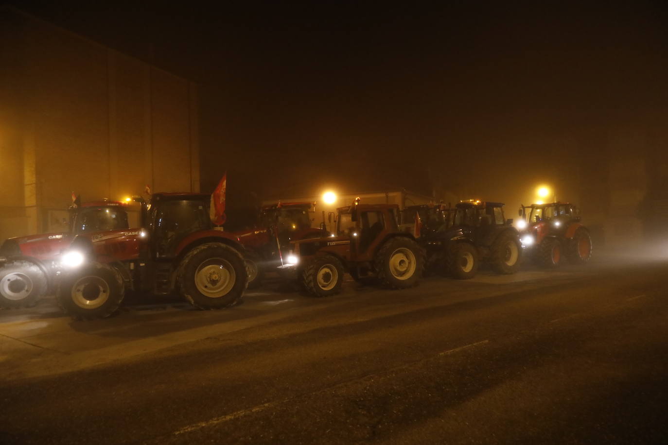El recorrido de los tractores desde Peñafiel hasta Valladolid