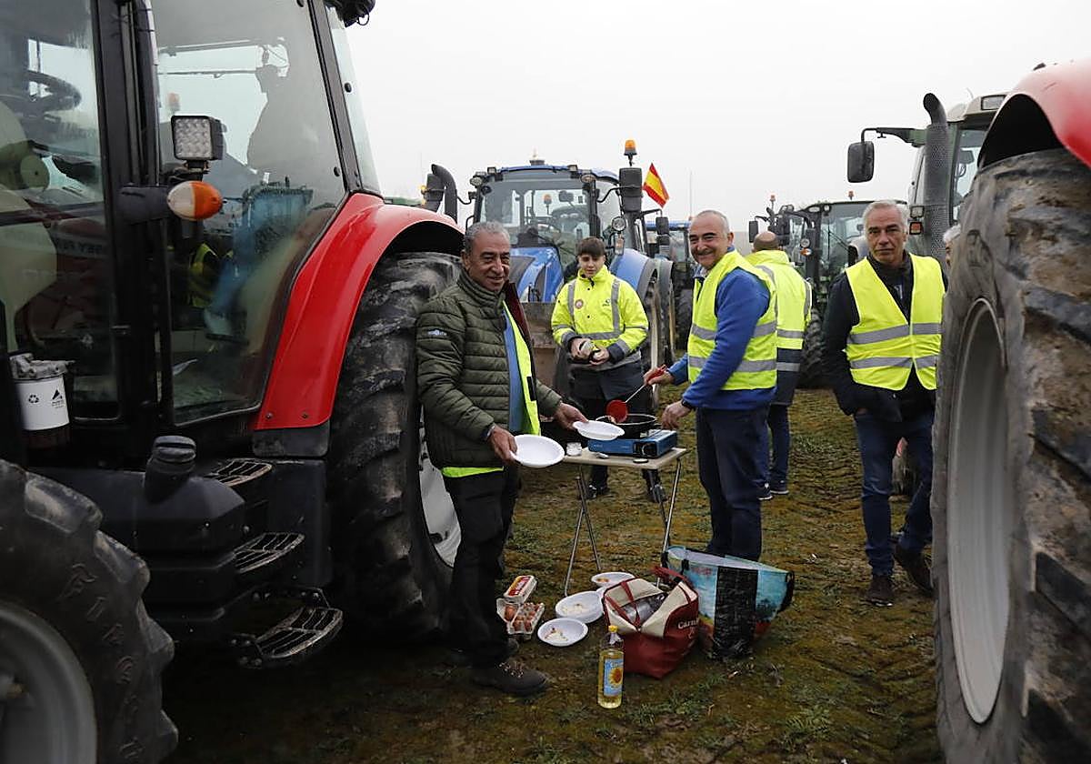 El recorrido de los tractores desde Peñafiel hasta Valladolid
