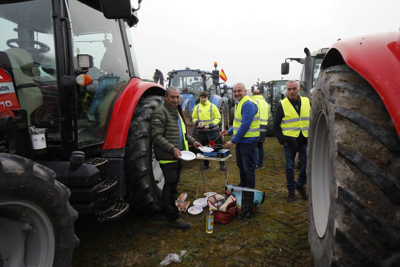 El recorrido de los tractores desde Peñafiel hasta Valladolid