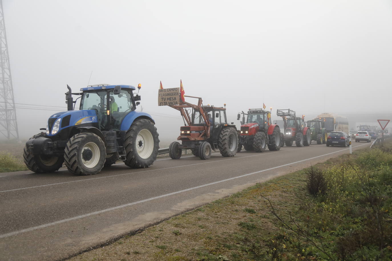 El recorrido de los tractores desde Peñafiel hasta Valladolid