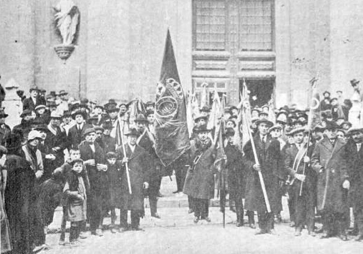 Bendición de la bandera de Unión Patriótica en la parroquia de San Lorenzo.