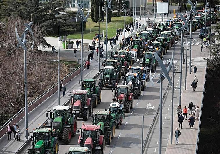 Puente del Milenio cortado en ambos sentido por los tractores.