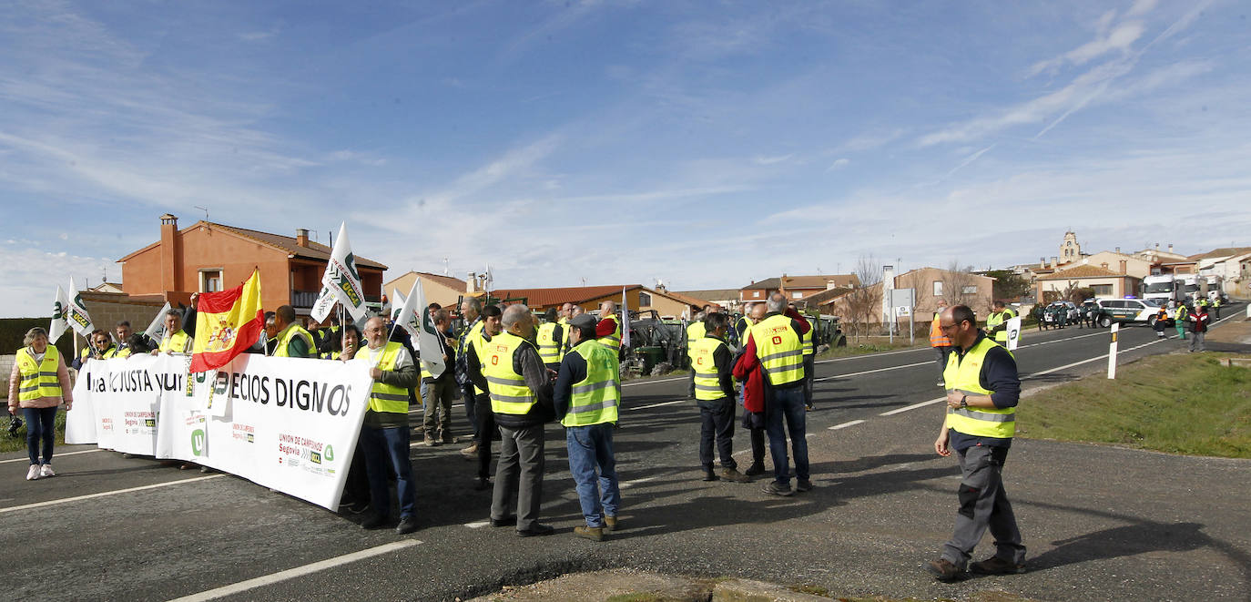 La protesta de agricultores en Santa María, en imágenes