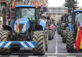 Los tractores colapsan las avenidas del centro de Palencia.