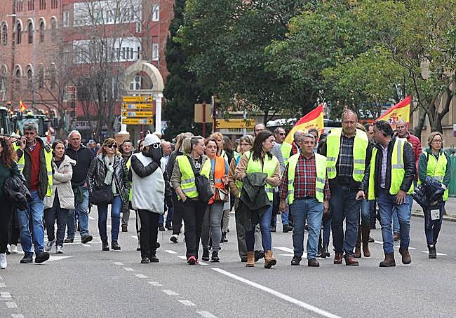 Los dirigentes de las organizaciones agrarias palentinas encabezan la manifestación a pie.