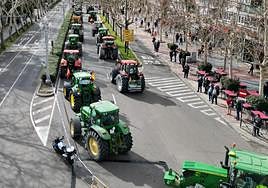 Decenas de tractores en el Paseo Zorrilla para dirigirse hacia el Puente Adolfo Suárez.