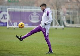 Paulo Pezzolano controla un balón al término de una sesión de entrenamiento del Real Valladolid.