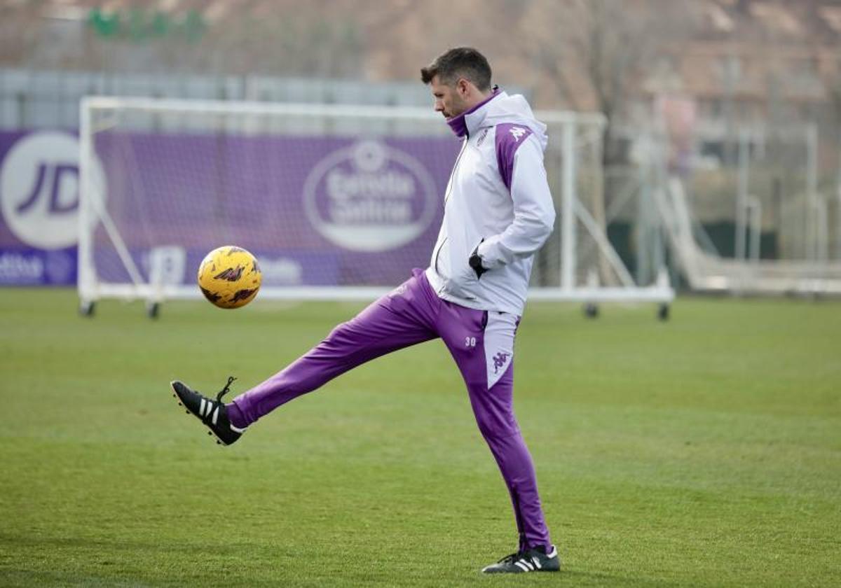 Paulo Pezzolano controla un balón al término de una sesión de entrenamiento del Real Valladolid.