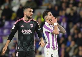 Monchu se lamenta ante Agus Medina en el último partido del Real Valladolid contra el Albacete.