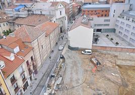 Solar en la calle Alonso Pesquera de Valladolid en el que se levantarán los pisos.