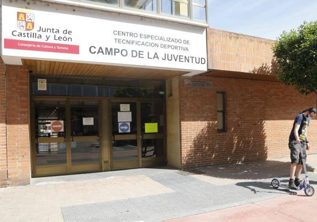 Entrada del complejo deportivo Campo de la Juventud.