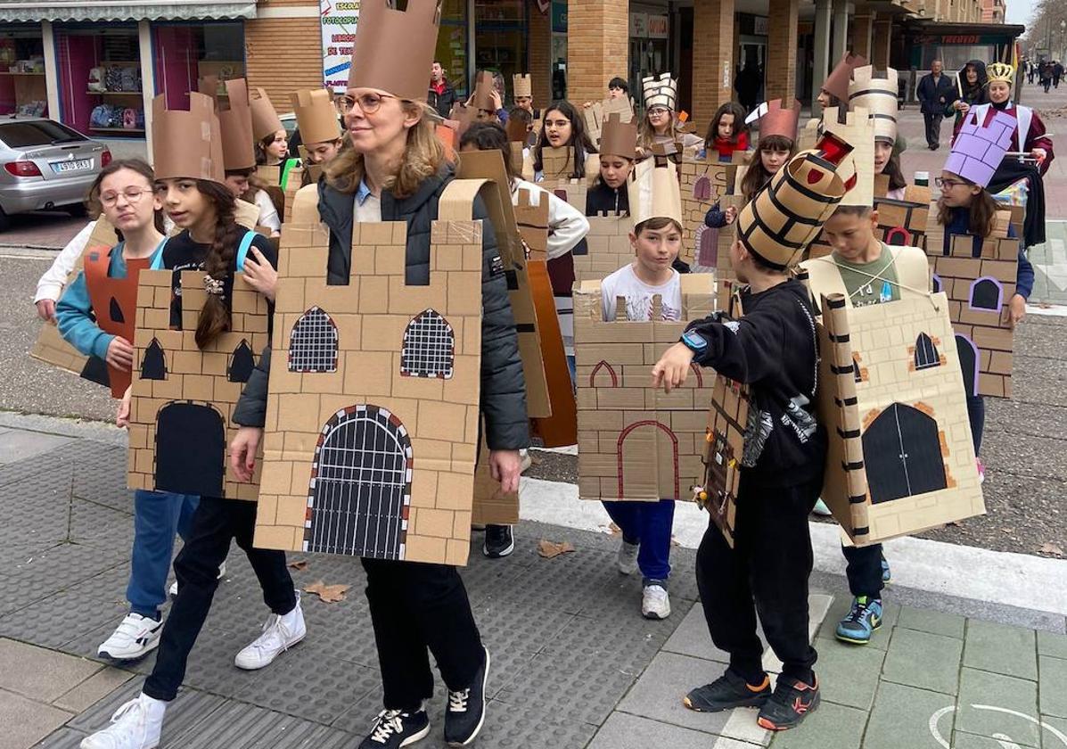 Niños de 5º de primaria disfrazados de torres y castillos