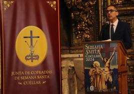 El presidente de la Junta de Cofradías, Fernando Santana, presenta los detalles de la Semana Santa de Cuéllar.