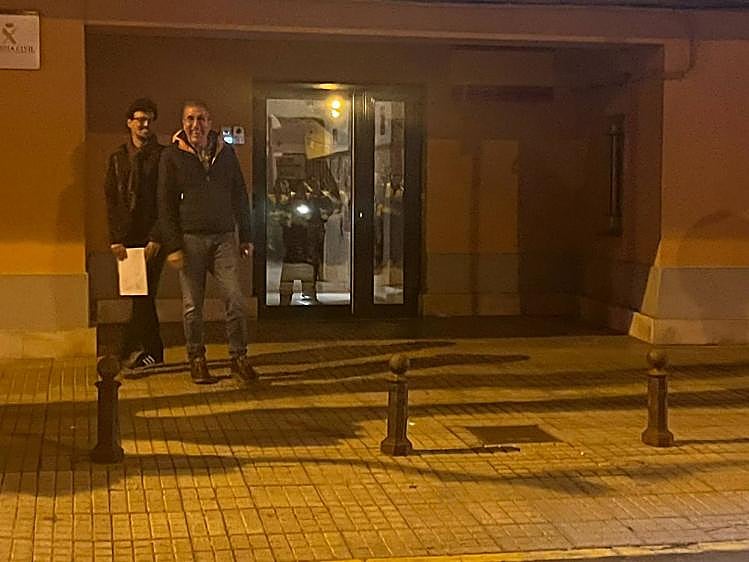 El detenido en Aranda a la salida del cuartel de la Guardia Civil.