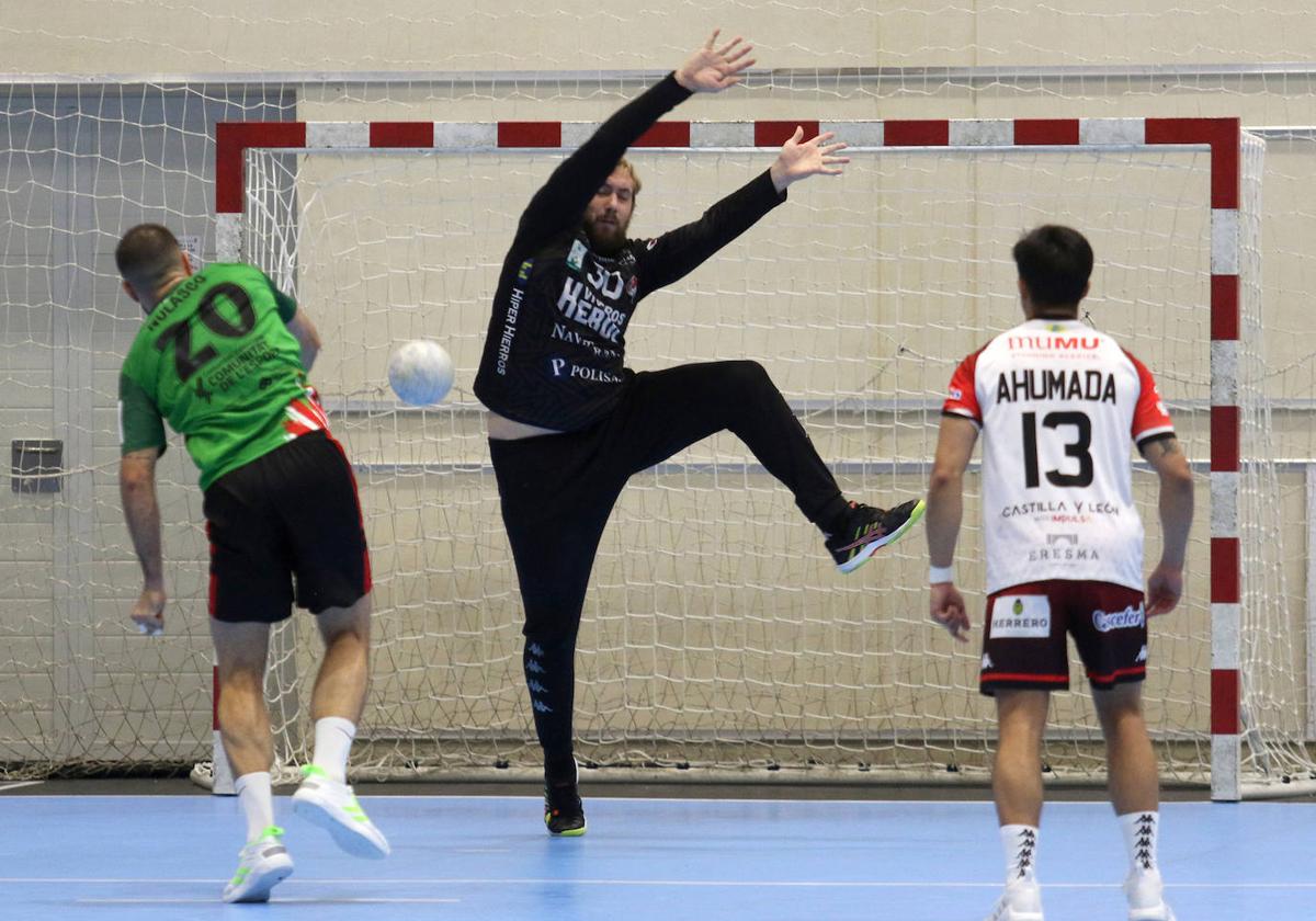 Patotski, durante un reciente partido con el Balonmano Nava.