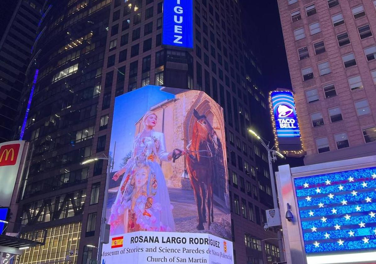 Rosana Largo, en el exterior del Museo de los Cuentos y la Ciencia, protagoniza Times Square.