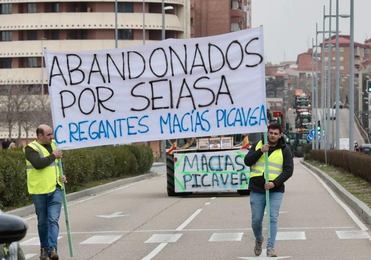 Imagen principal - Cincuenta tractores bloquean Valladolid para reivindicar el arreglo de una tubería de riego