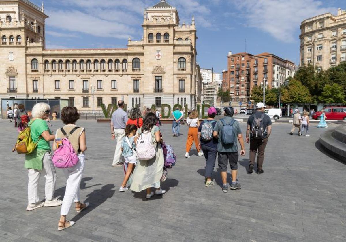 Vallisoletanos y turistas pasean por la plaza de Zorrilla.