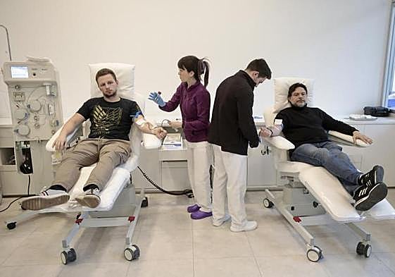 Donantes en la sala de donación de sangre del Centro de Hemoterapia y Hemodonación de Castilla y León.
