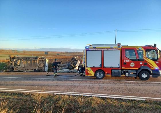 Los bomberos trabajan en el lugar del siniestro.