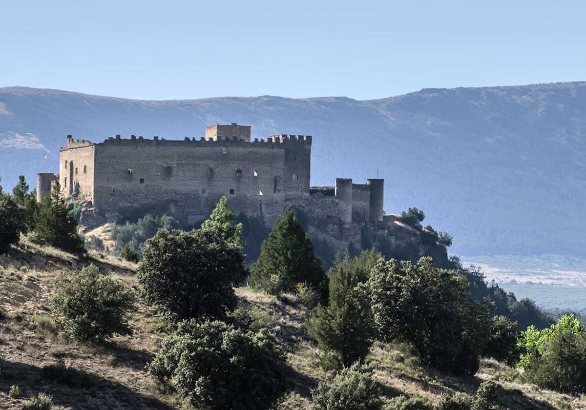 El castillo de Pedraza, situado en una de las laderas de la villa medieval.