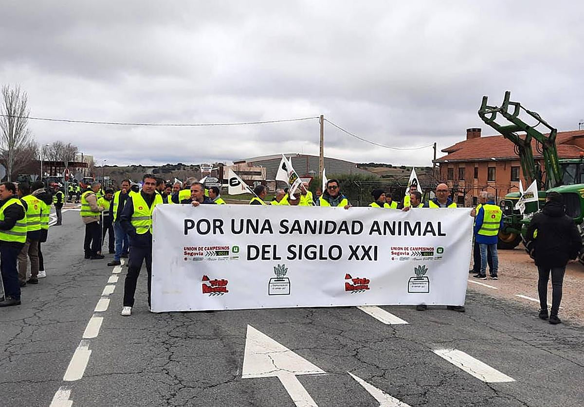 Participantes en la concentración cortan ambos sentidos de la carretera CL-603, en Venta Pinillos.