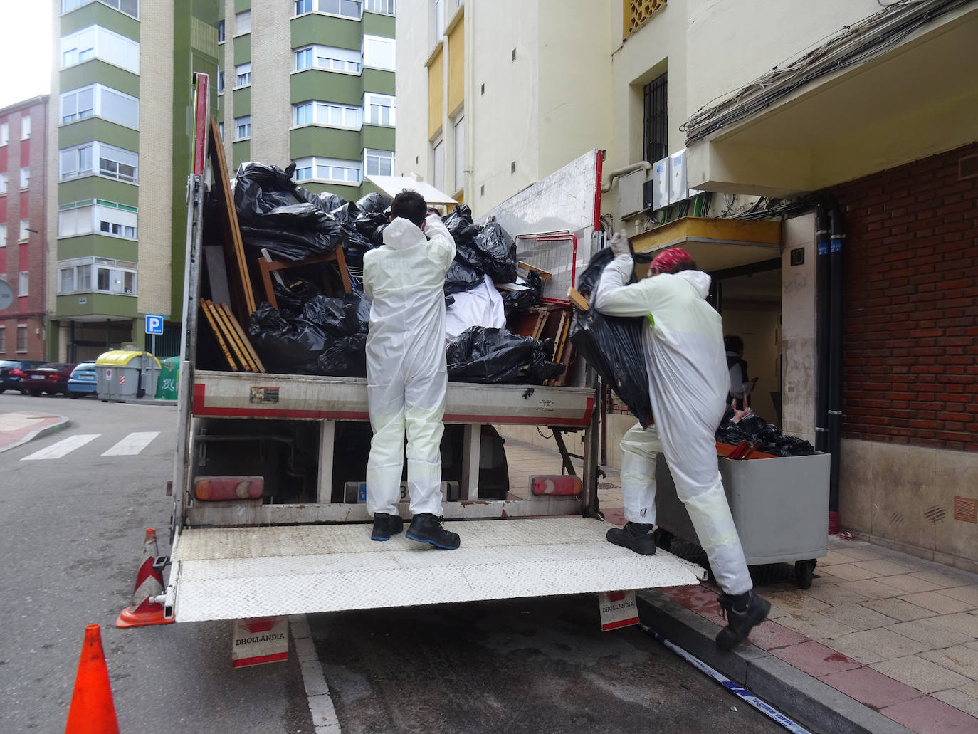 Así ha sido la retirada de las 15 toneladas de basura de la casa de una vecina en Batallas