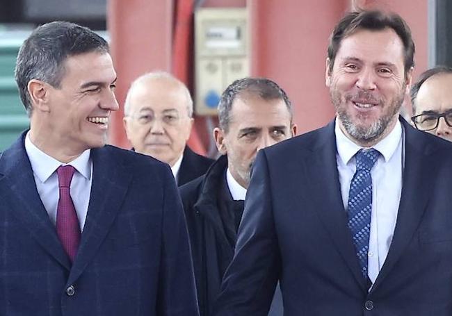 Pedro Sánchez y Óscar Puente, antes del viaje inicial del tren de alta velocidad por la variante de Pajares.