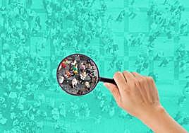 Dos personas mayores caminan por la calle.