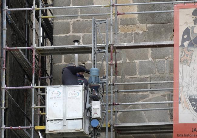 Operarios durante el montaje del andamio.