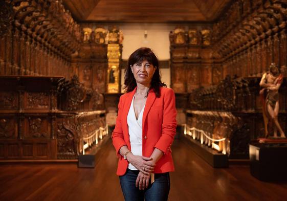 Ana Redondo, ante la sillería de coro de San Benito el Real, en el Museo Nacional de Escultura de Valladolid.