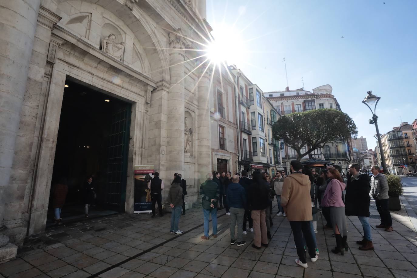 Las imágenes del besapié al Cristo de los Carboneros en la iglesia de las Angustias