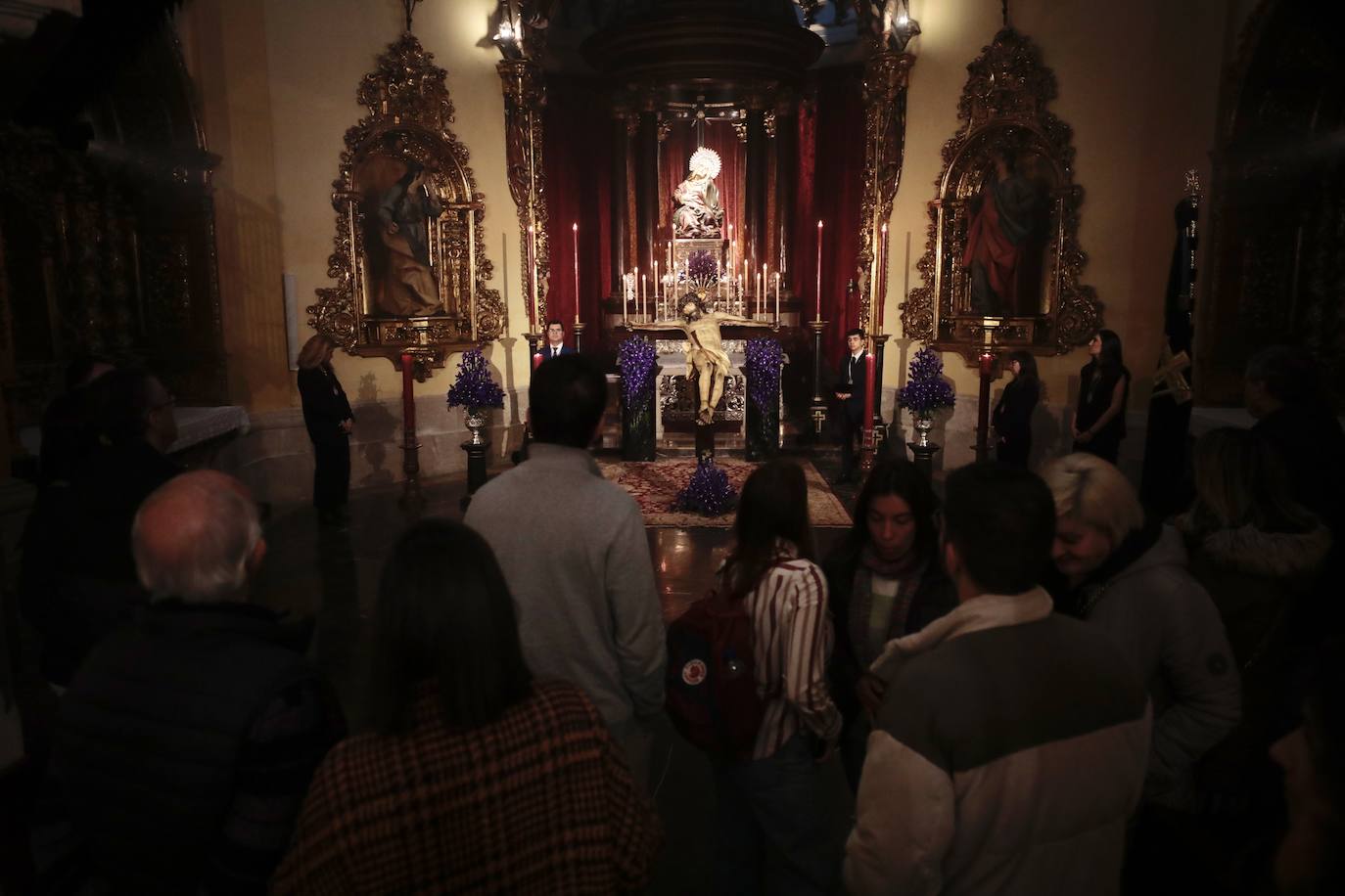 Las imágenes del besapié al Cristo de los Carboneros en la iglesia de las Angustias