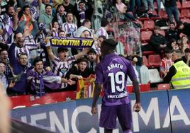 Amath Ndiaye celebra el gol que marcó en El Molinón junto a los aficionados del Real Valladolid desplazados a Gijón.