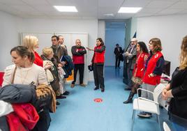 Un técnico muestra el interior de una ambulancia.