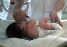 Un bebé en la unidad de neonatos del Clínico, en una imagen de archivo.