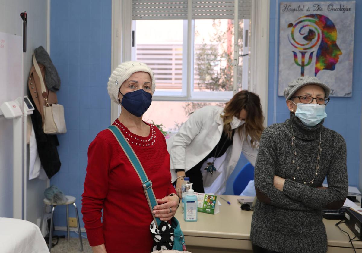 MIlagros Pedrosa y Milagros Cancho, en la consulta de Nutrición Oncológica de Cristina Marcianes, en el Hospital Río Carrión.