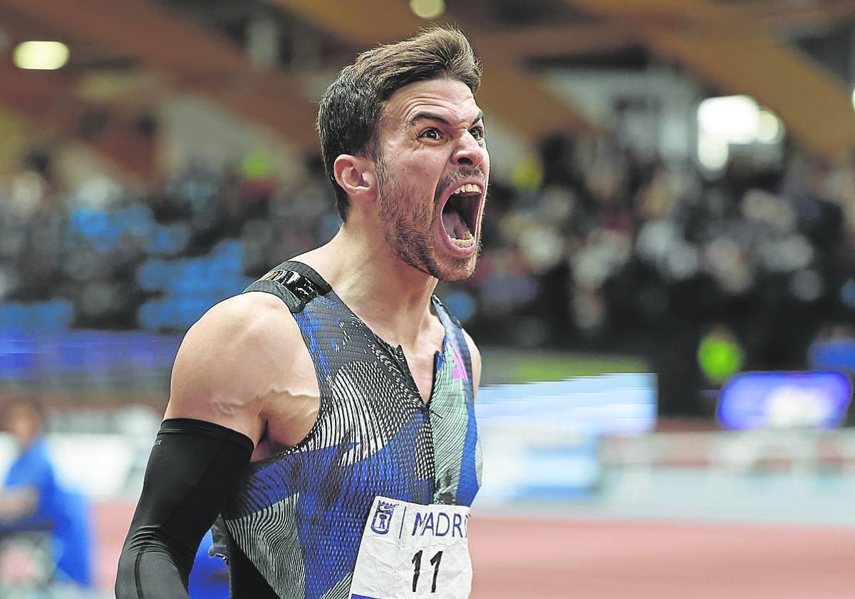 Óscar HUsillos celebra la victoria en una carrera anterior.